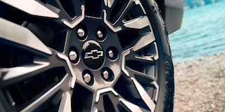 Vista en detalle de la rueda de la Chevrolet Suburban.