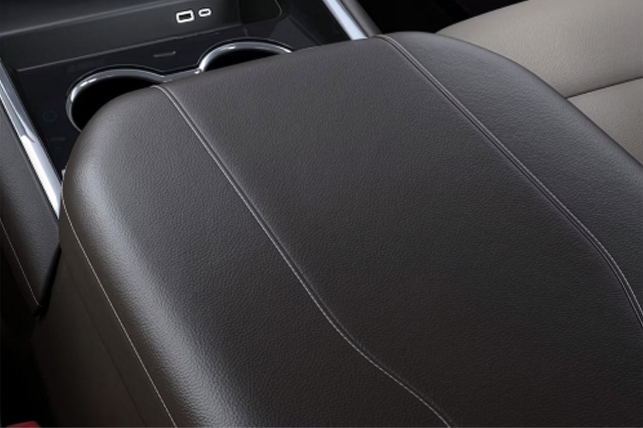 Vista en detalle de uno de los asientos delanteros tipo butaca de la Chevrolet Suburban.