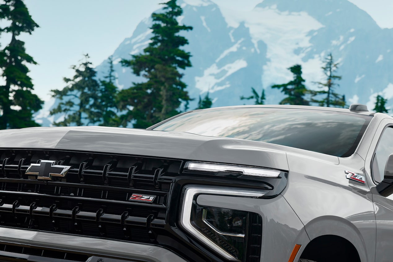 Vista en detalle y frontal de la Chevrolet Suburban Z71.