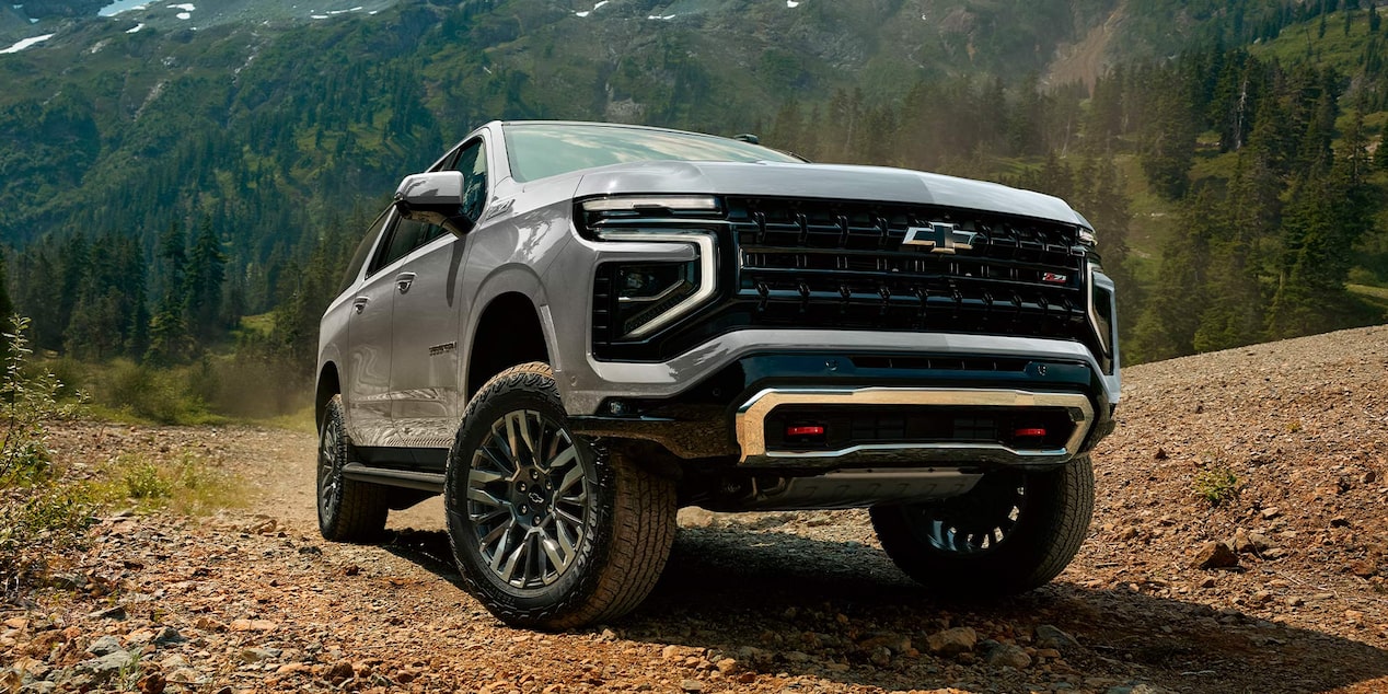 Vista frontal de la Chevrolet Suburban Z71 andando en carretera de tierra.