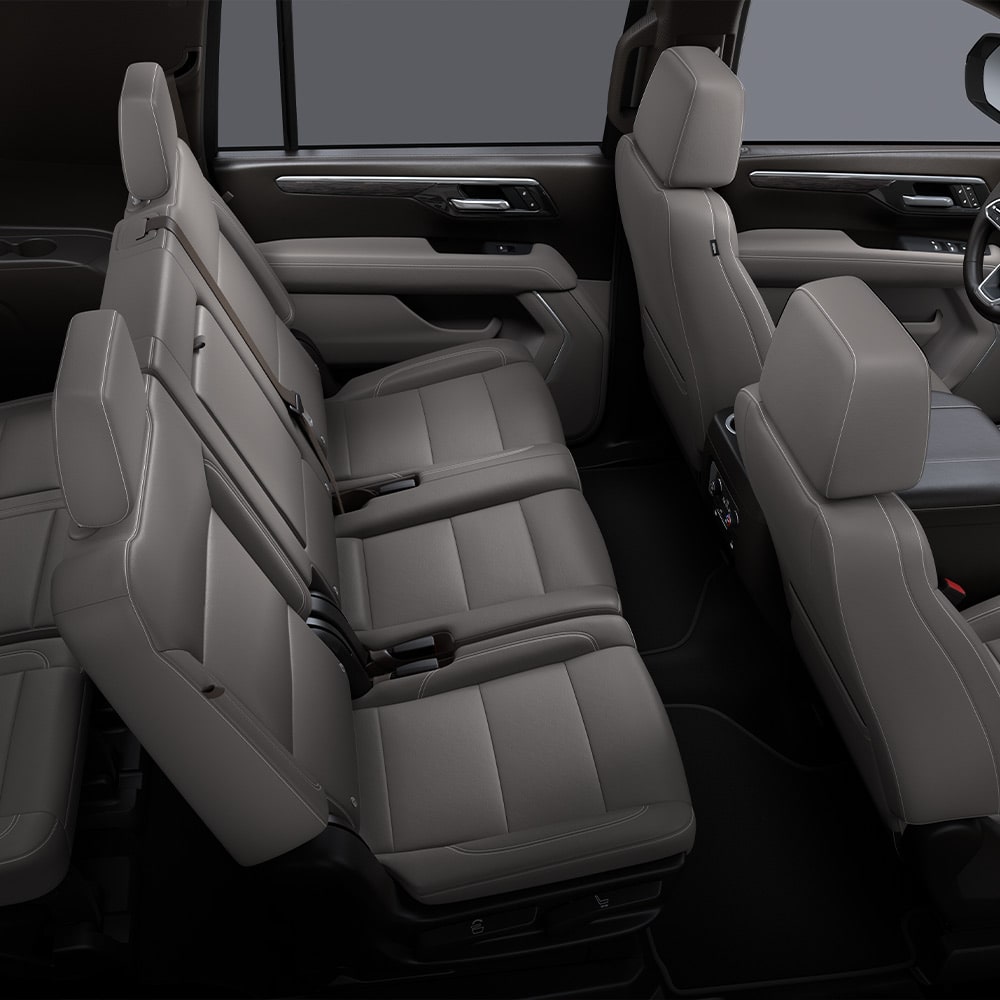 Vista interior de la Chevrolet Suburban Z71, destacando los asientos de ecocuero en color gris.