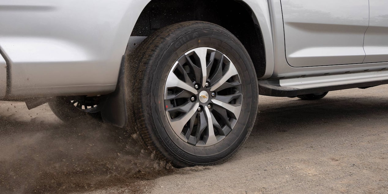 Vista en detalle de los aros de 18 pulgadas de la Chevrolet D-Max.