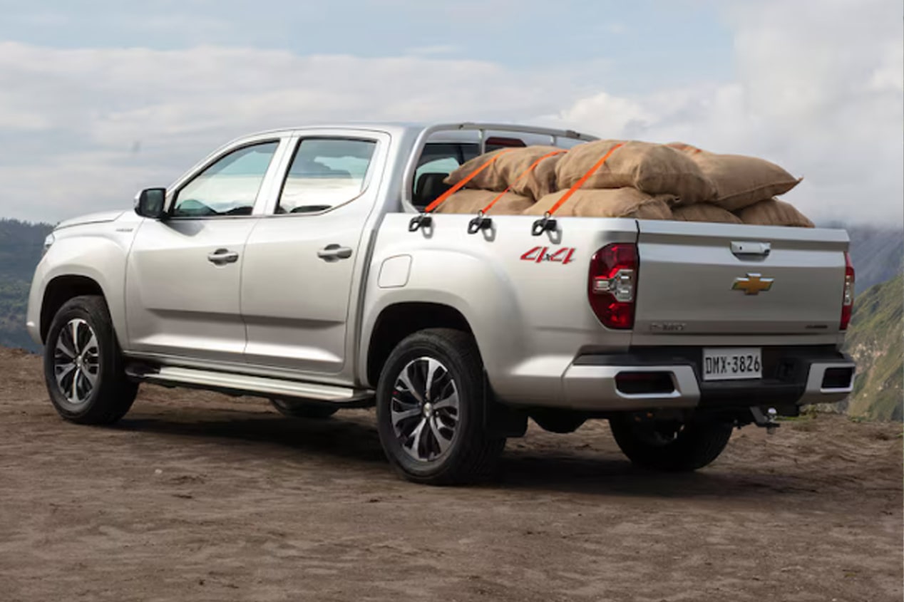 Vista trasera de la Chevrolet D-Max con carga.