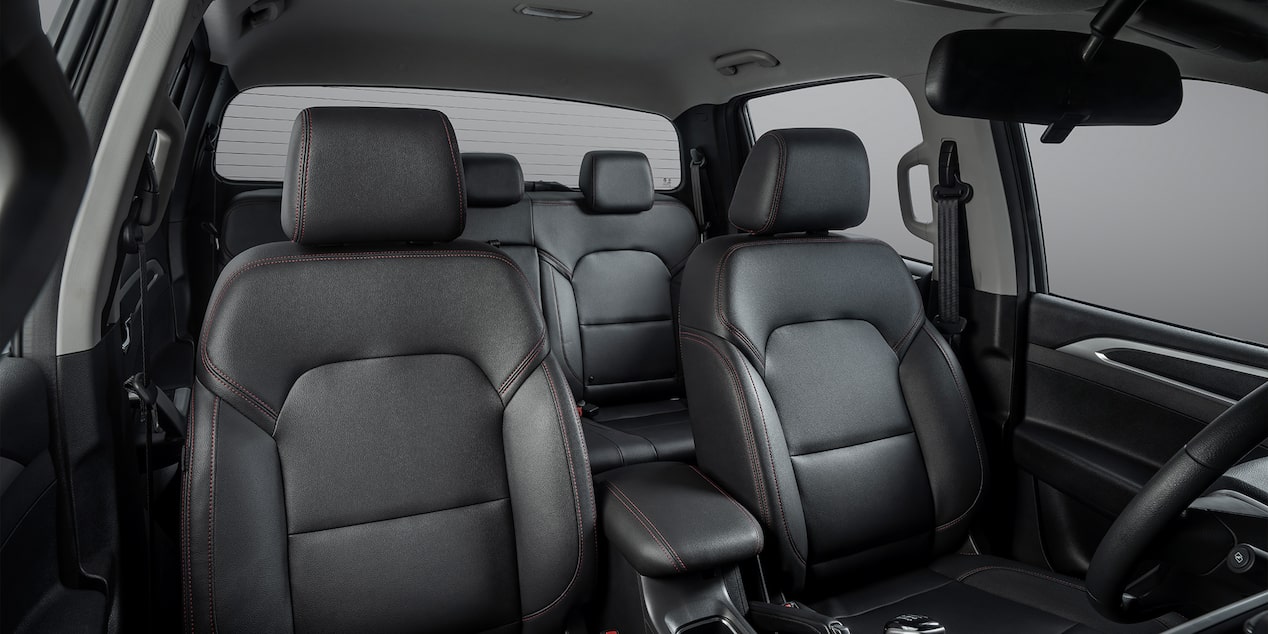 Vista interior de los asientos delanteros y traseros de la Chevrolet D-Max.