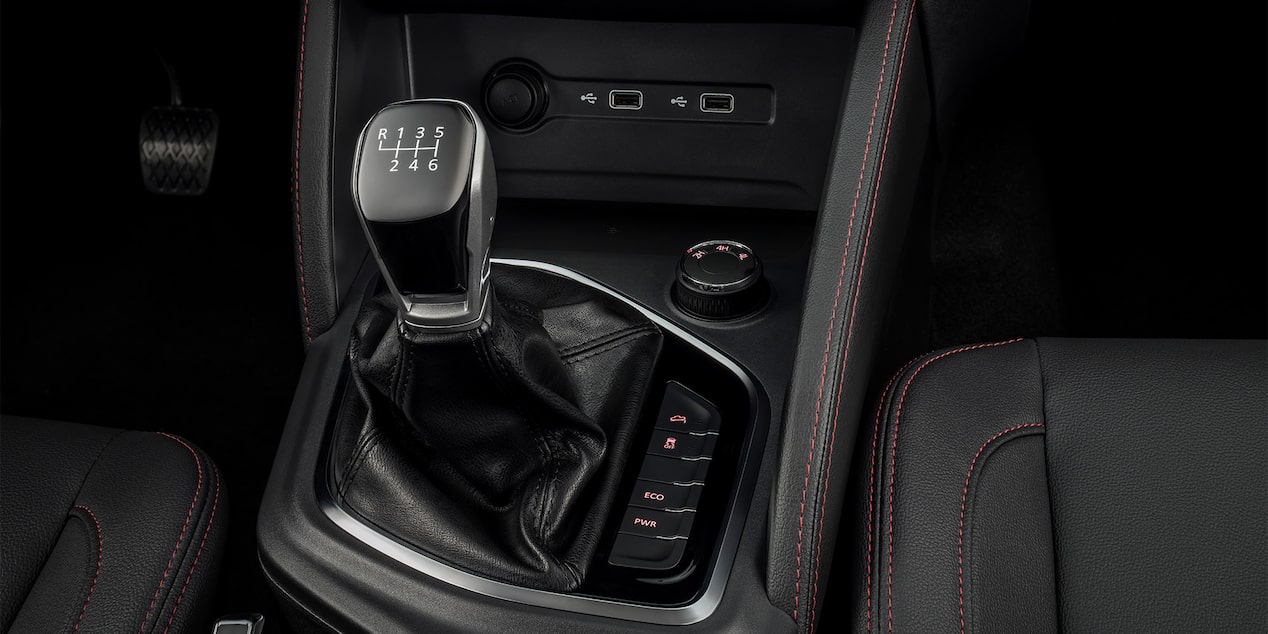 Vista en detalle de la palanca de cambio de la Chevrolet D-Max.