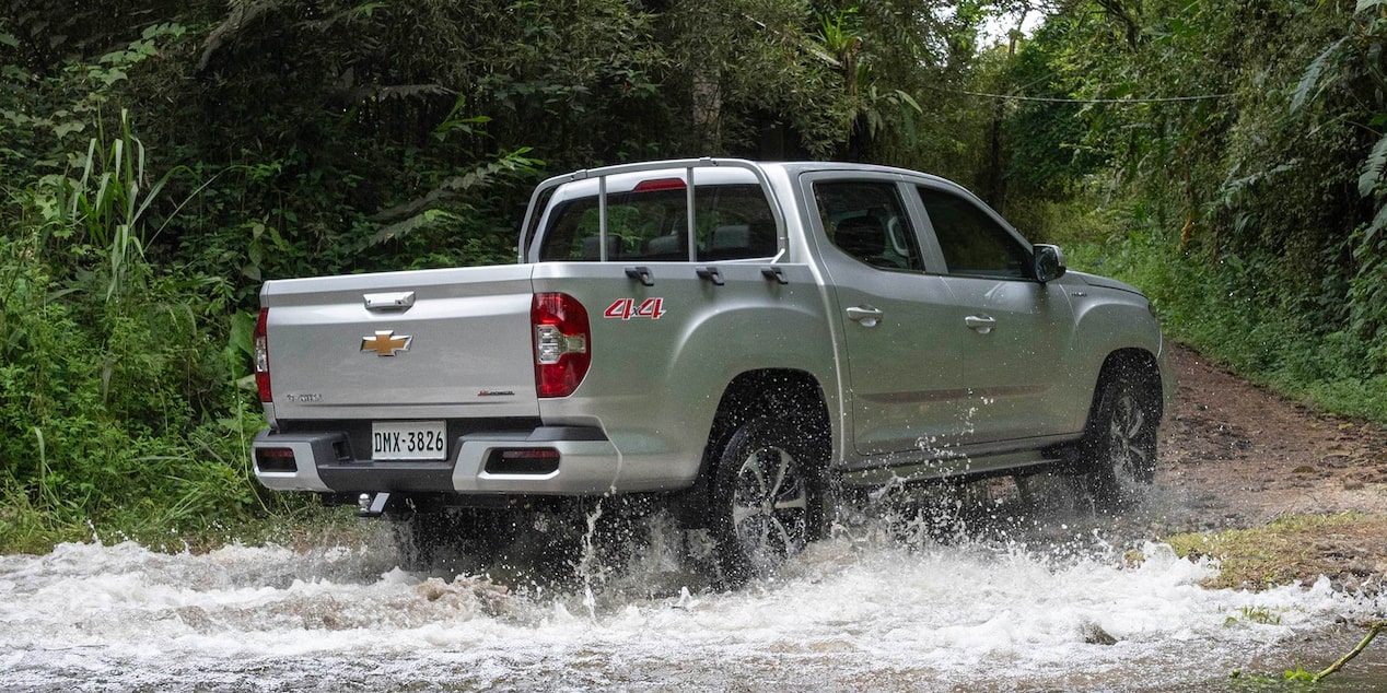 Vista trasera de la Chevrolet D-Max cruzando un rio.