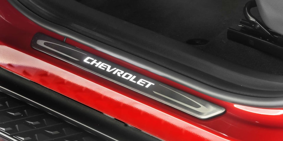 Protege los zócalos de tu camioneta Chevrolet Montana con los protectores de umbral iluminados