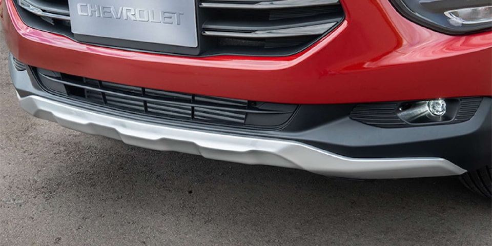 Dale aspecto deportivo a tu camioneta Chevrolet Montana con la extensión de parachoques delantero