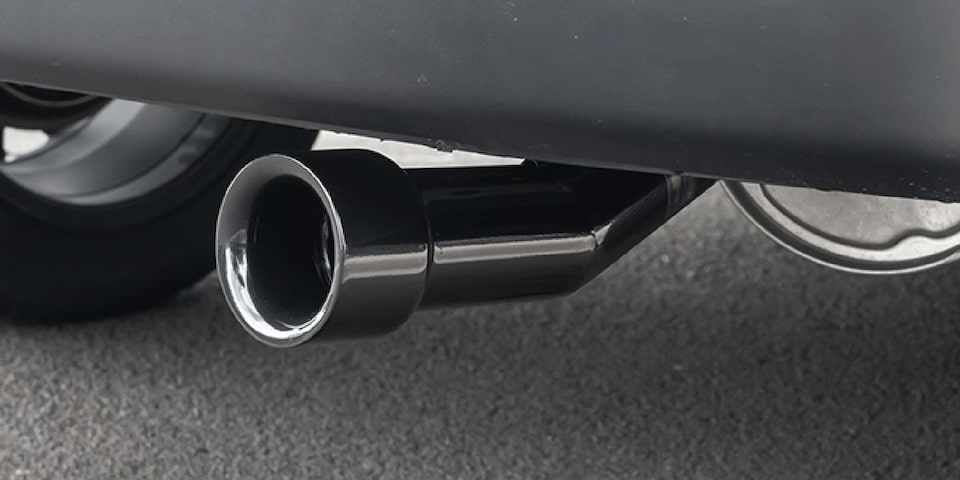 Dale aspecto deportivo a tu camioneta Chevrolet Montana con la puntera de escape simple black piano