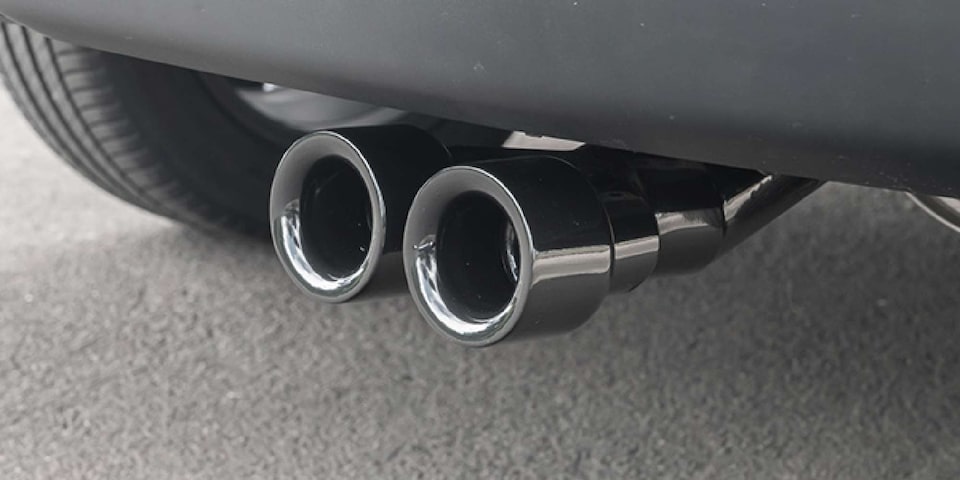 Dale aspecto deportivo a tu camioneta Chevrolet Montana con la puntera de escape doble black piano