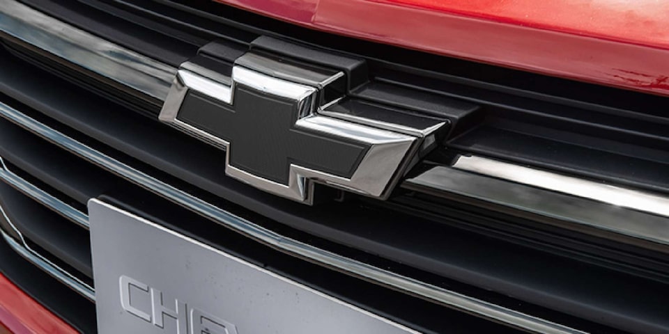 Brinda aspecto deportivo a tu camioneta Chevrolet Montana con el corbatín negro