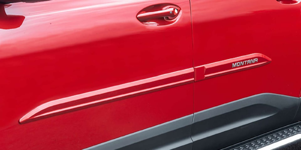 Mejora el aspecto de la camioneta Chevrolet Montana con la moldura lateral negra