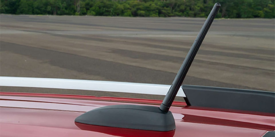 Brinda un estilo moderno a tu camioneta Chevrolet Montana con el accesorio antena deportiva