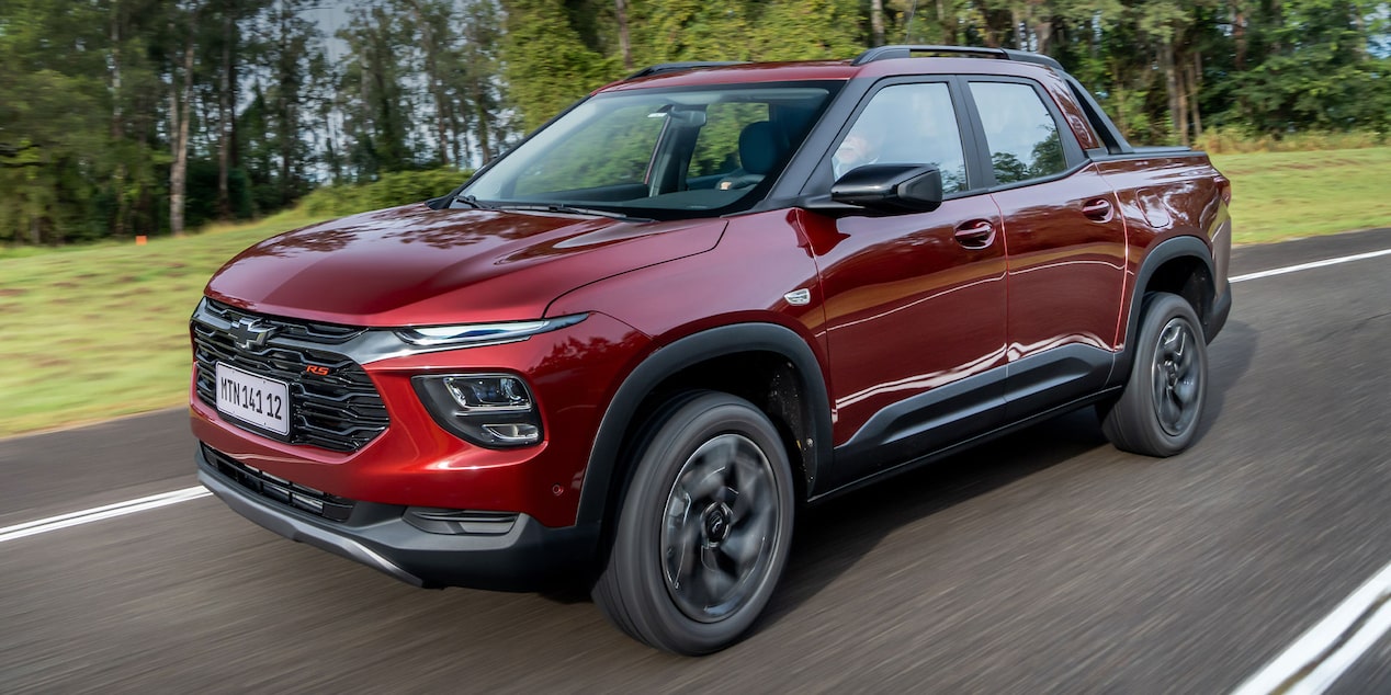 Chevrolet Montana RS circulando por una carretera.