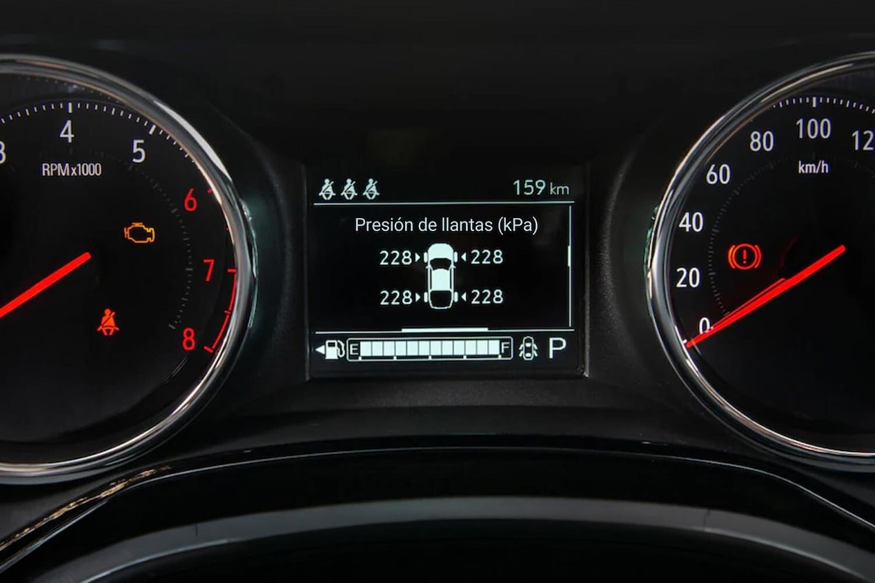 Detalle del indicadores de aceite, velocímetro y tacómetro de la Chevrolet Montada.