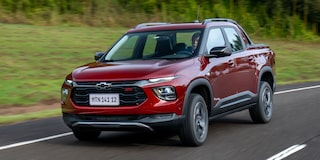 Vista frontal de una Chevrolet Montana circulando por una carretera.