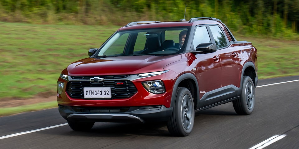 Vista frontal de una Chevrolet Montana circulando por una carretera.