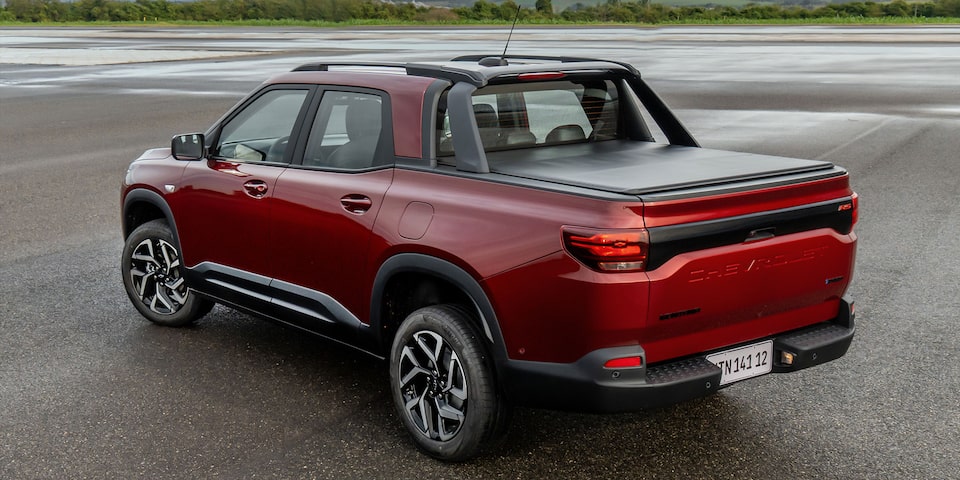 Vista trasera de una Chevrolet Montana Roja estacionada.