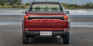 Chevrolet Montana estacionada con vegetación de fondo.