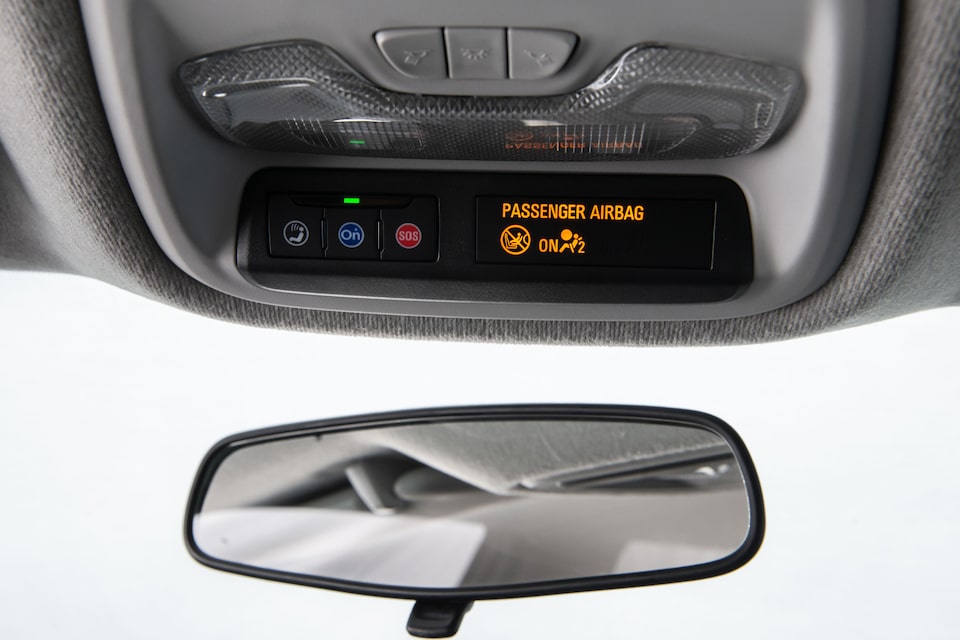Detalle controles de seguridad de la camioneta Chevrolet Montana
