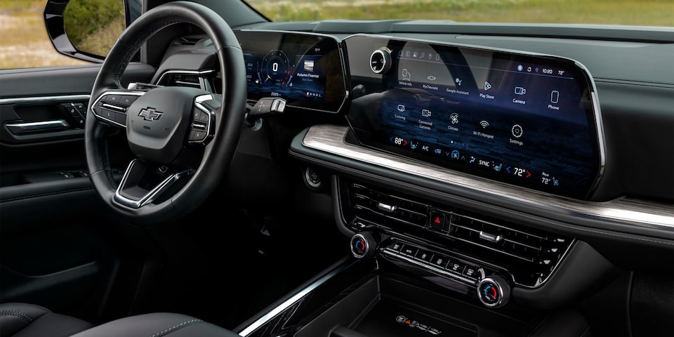Interior delantero del Chevrolet Tahoe con tablero digital y pantalla multimedia panorámica.