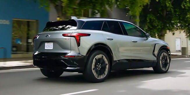 Chevrolet Blazer EV - Vista posterior en ciudad