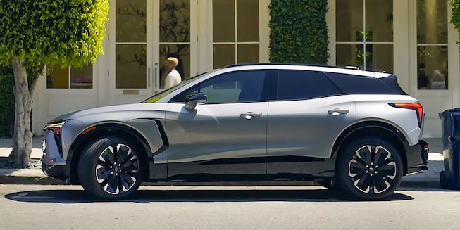 Chevrolet Blazer EV - Vista lateral en ciudad