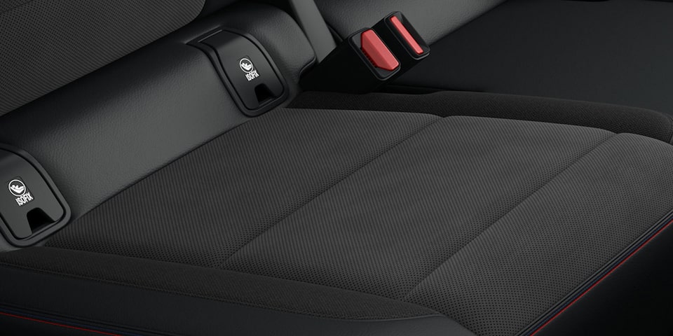 Vista en detalle de los asientos con tapizado en alcántara de la Chevrolet Blazer Ev.