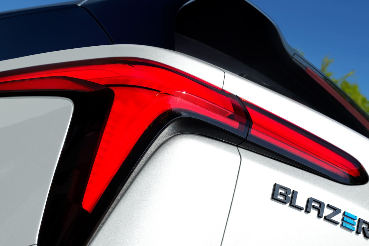 Imagen en detalle del faro trasero izquierdo junto a la insignia Blazer con la letra E en color azul.