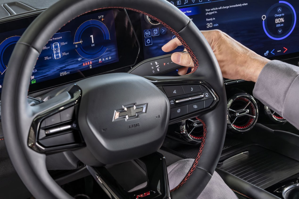 Imagen en detalle del volante de la Chevrolet Blazer EV, mientras la mano del conductor activa uno de sus botones.