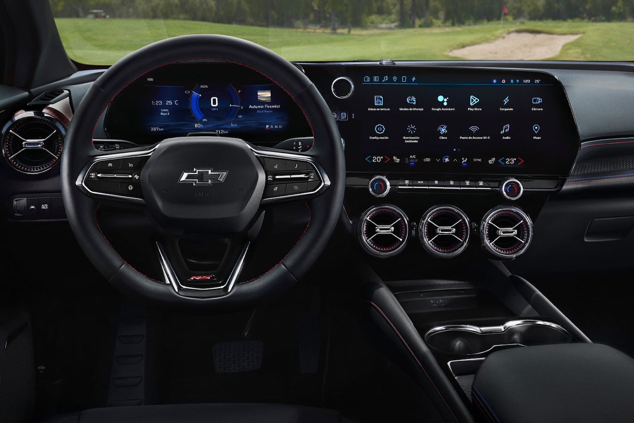 Imagen del interior de la Chevrolet Blazer EV, mostrando volante, pantalla digital central, guantera y más.