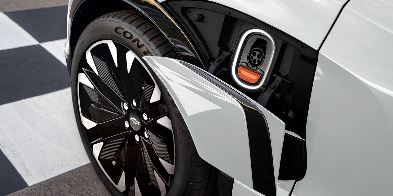 Imagen del compartimiento de carga abierto de la Chevrolet Blazer EV, mostrando el enchufe.