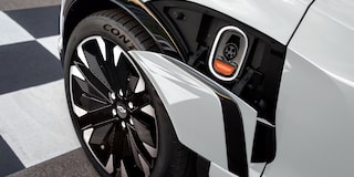 Imagen del compartimiento de carga abierto de la Chevrolet Blazer EV, mostrando el enchufe.