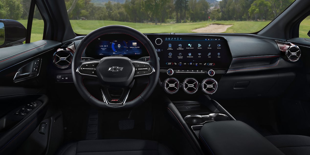 Imagen del interior de la Chevrolet Blazer EV, mostrando volante, pantalla digital central, guantera y más.
