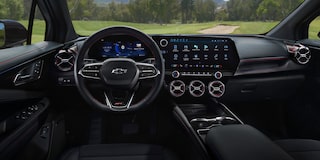 Imagen del interior de la Chevrolet Blazer EV, mostrando volante, pantalla digital central, guantera y más.