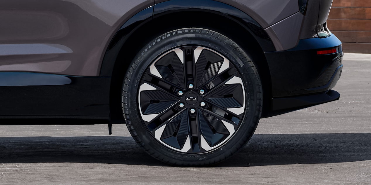 Imagen en detalle del rin trasero izquiero de la Chevrolet Blazer EV.