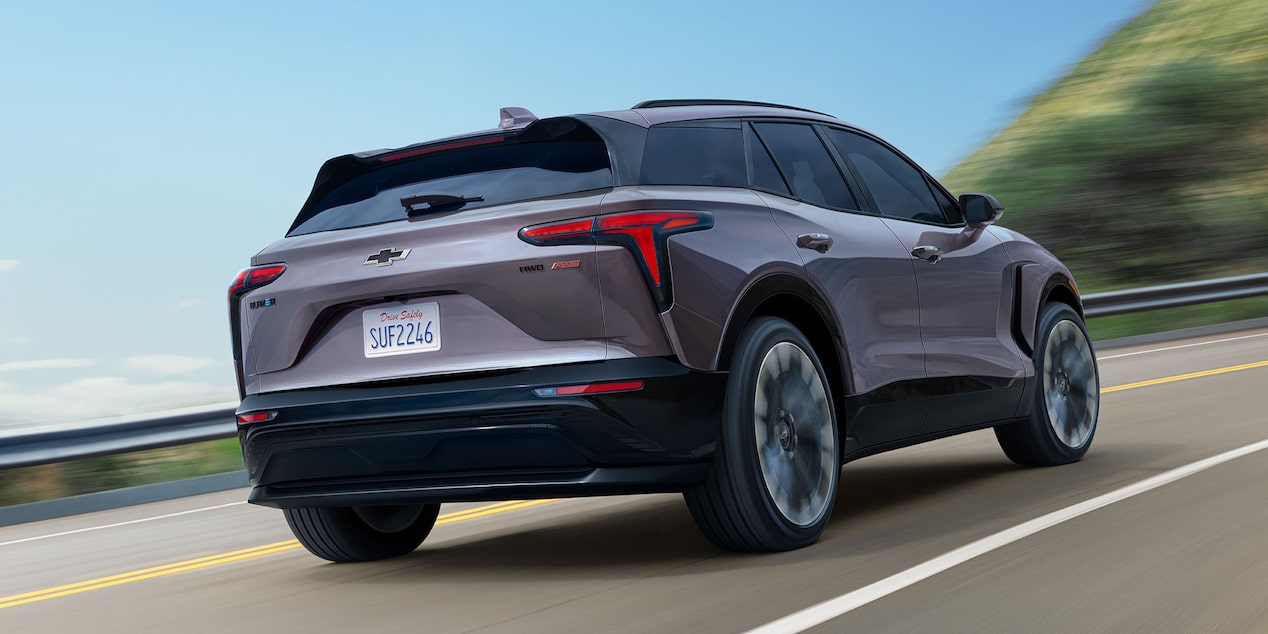 Vista trasera de una Chevrolet Blazer Ev circulando a toda velocidad por la carretera.