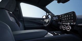 Vista interior de la Chevrolet Blazer EV, desde la perspectiva del asiento acompañamiento, mirando al asiento del conductor.
