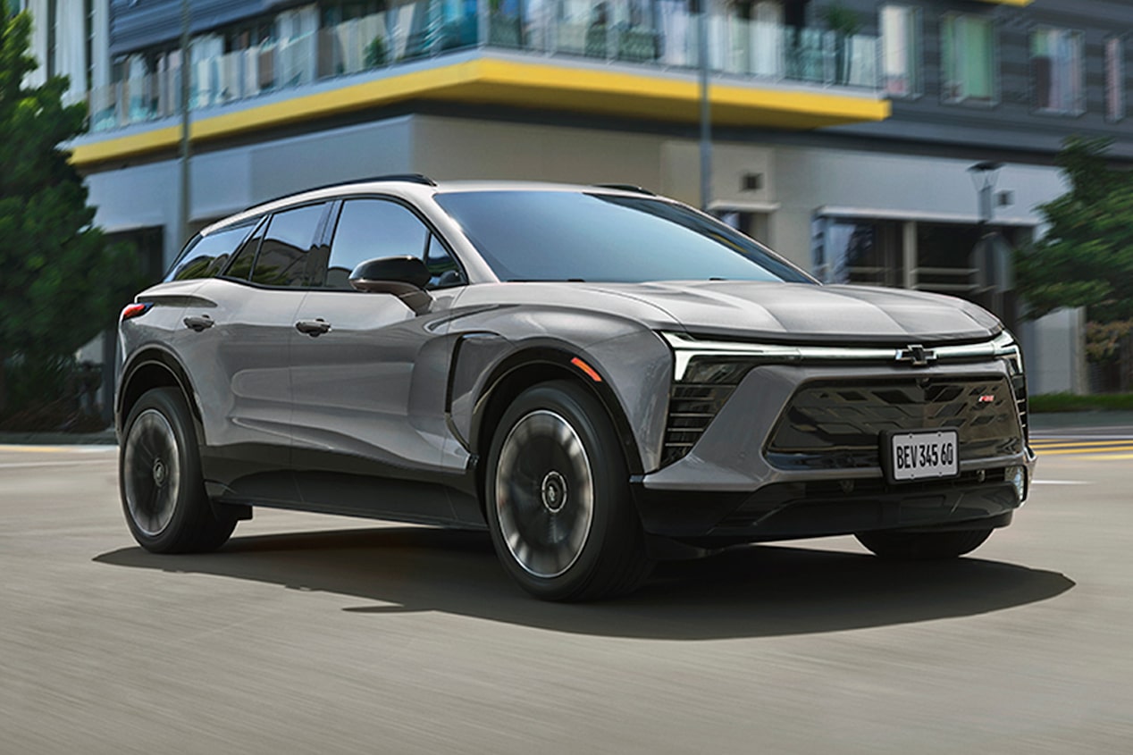 Chevrolet Blazer EV circulando por una calle, con edificios y árboles de fondo.