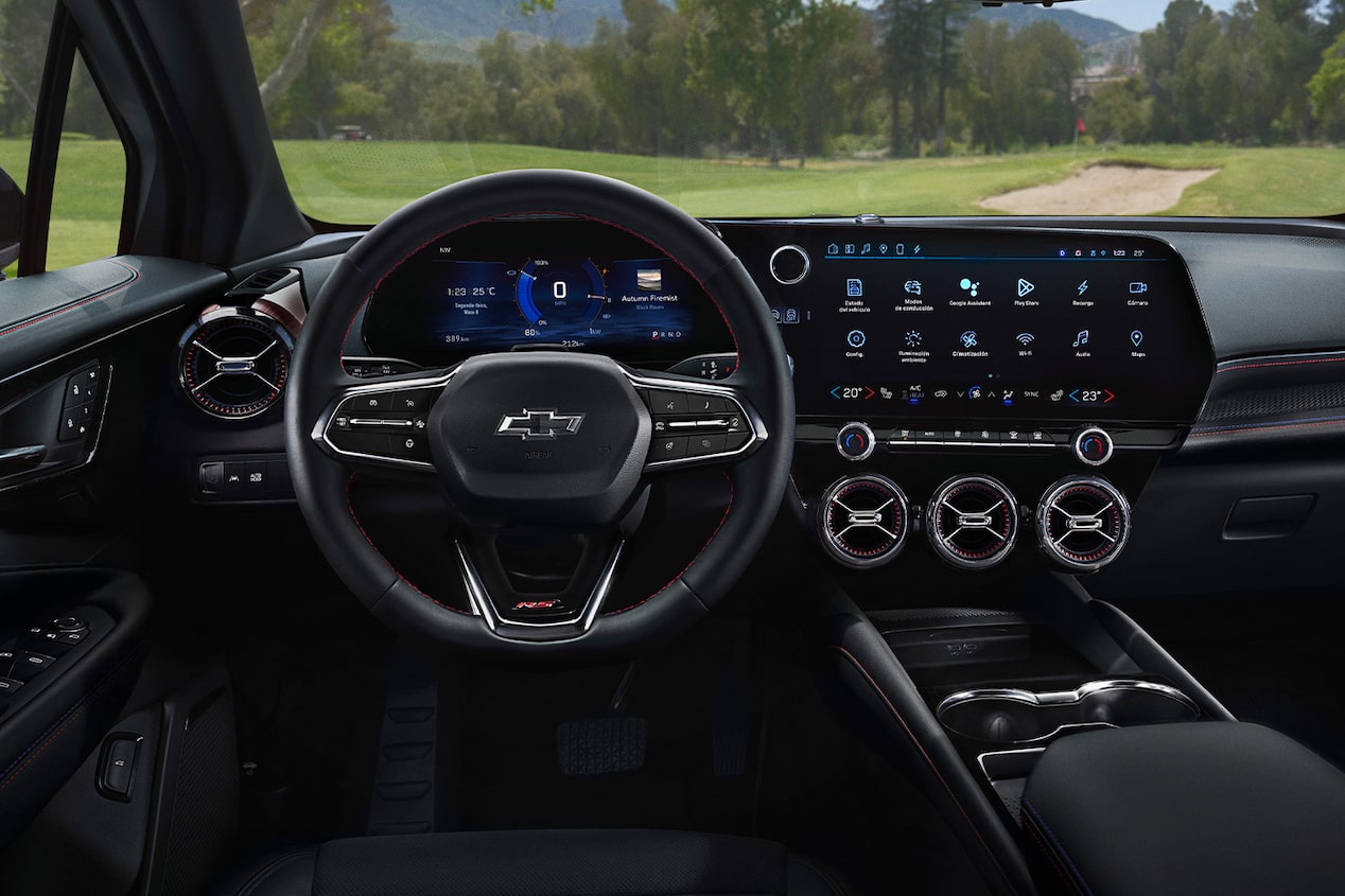 Imagen del interior de la Chevrolet Blazer EV, mostrando volante, pantalla digital central, guantera y más.