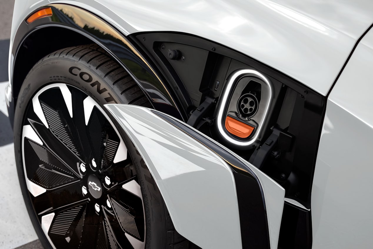 Imagen del compartimiento de carga abierto de la Chevrolet Blazer EV, mostrando el enchufe.