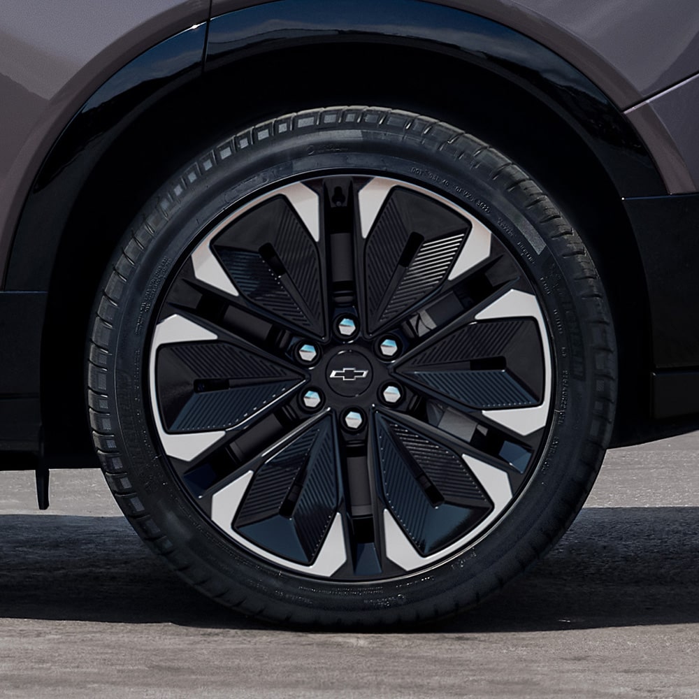 Imagen en detalle del rin trasero izquiero de la Chevrolet Blazer EV.