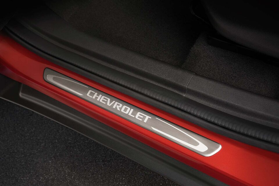 Cuida tu Chevrolet Bolt EUV con los protectores de umbral de puertas