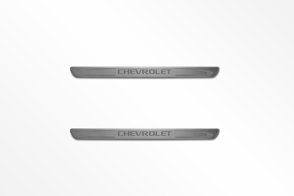 Cuida el umbral de la puerta de tu  Bolt EUV con los protectores originales Chevrolet