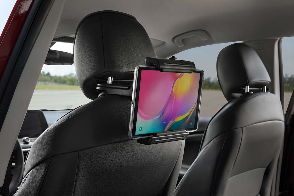 Entretiene a los niños en tu Chevrolet Bolt EUV con el porta tablet para asiento trasero