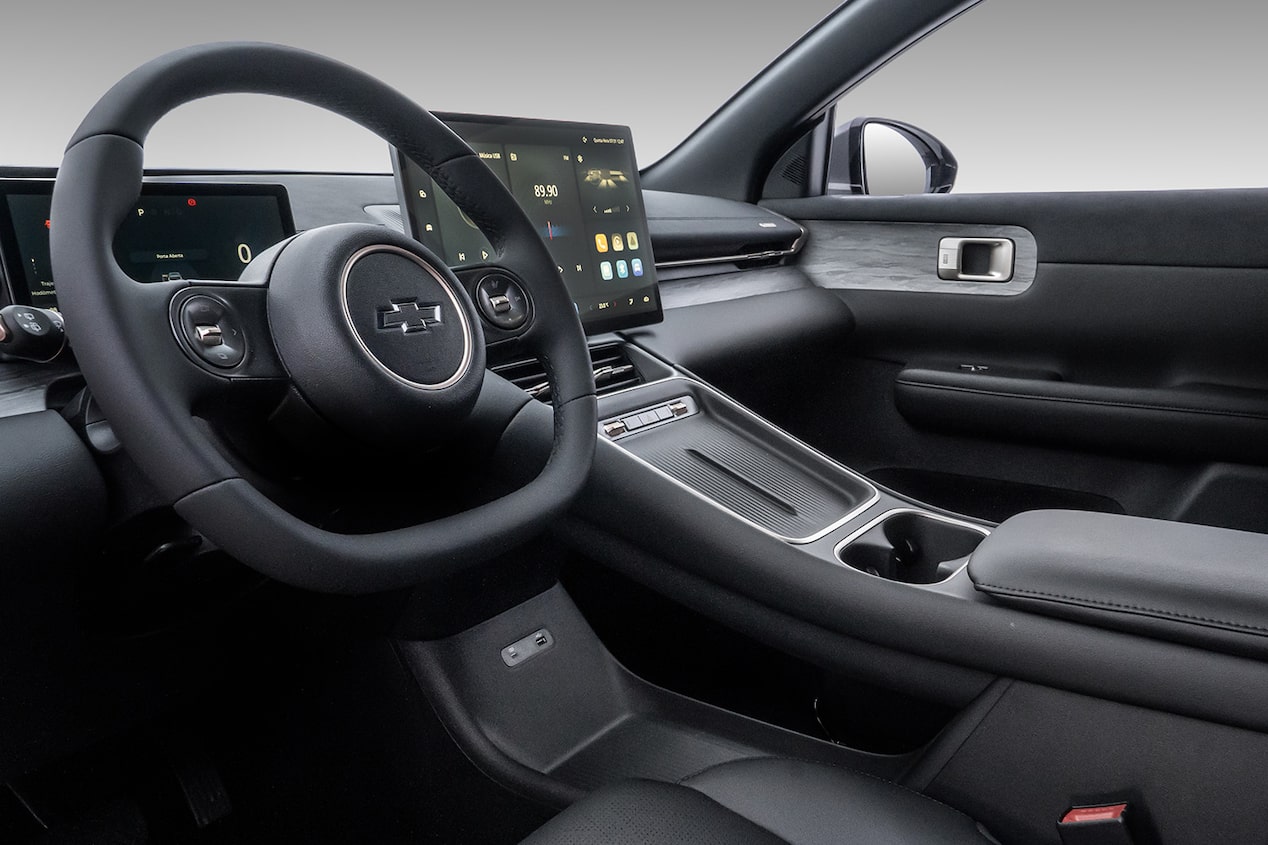 Vista interior de la Chevrolet Captiva EV, mostrando volante, pantalla digital central, y guantera.