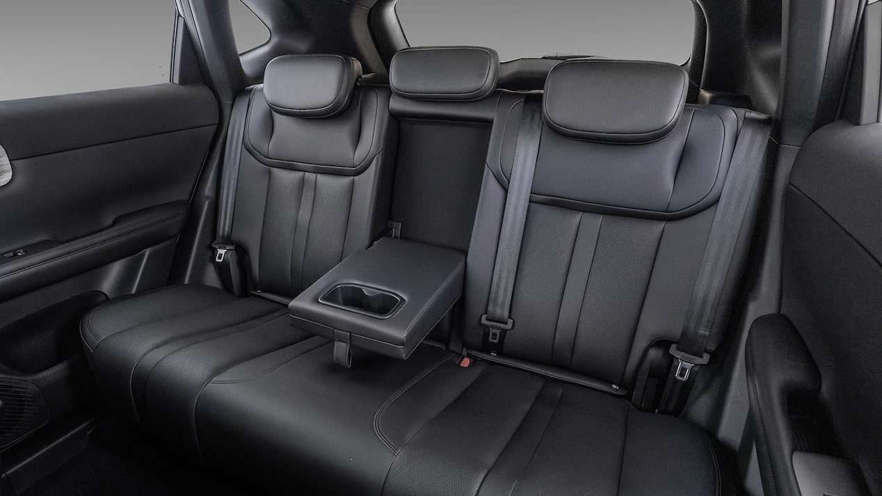 Vista interior y trasera de de la Chevrolet Captiva EV, destacando asientos de ecocuero.