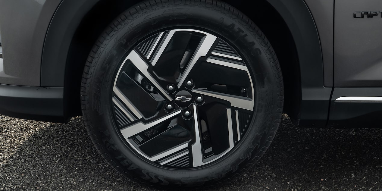 Vista cercana de los aros de aleación de 18 pulgadas de la Chevrolet Captiva EV.