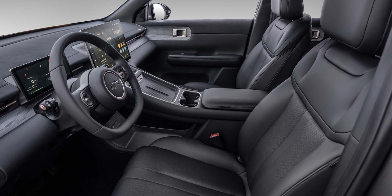 Vista completa del interior de una Chevrolet Captiva EV enfocandose en los asientos delanteros  y el tablero.