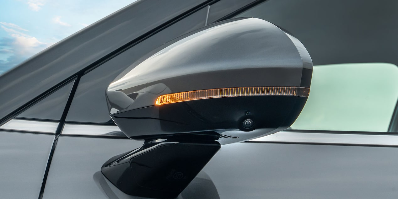 Detalle de los espejos laterales de la Chevrolet Captiva EV.
